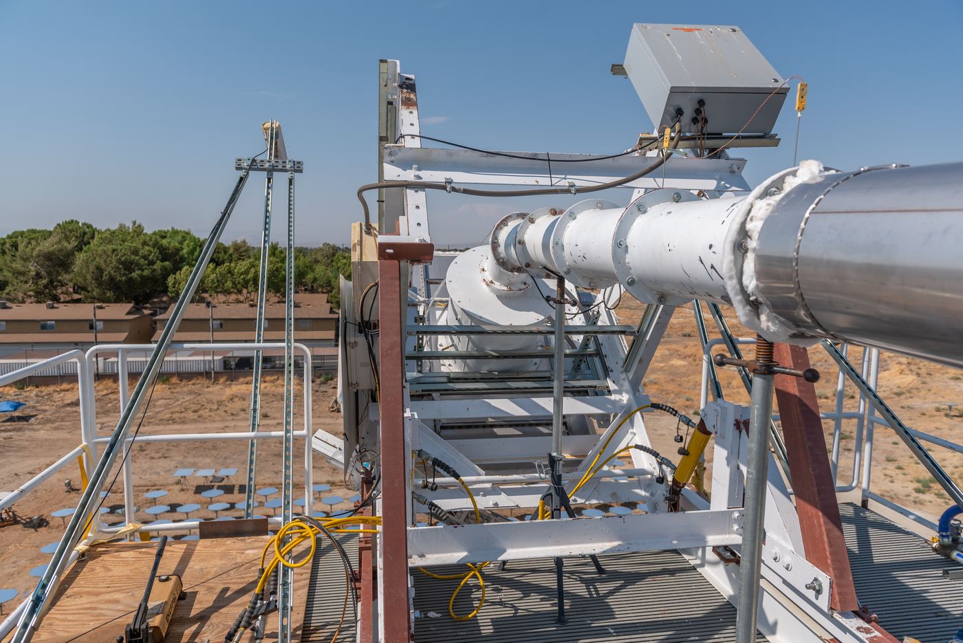 Hot-air ducting and instrumentation at the top of a solar receiver tower